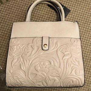 ✔️Charming Charlie Stachel